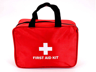 ¿Cuántos artículos debe contener un kit de primeros auxilios?